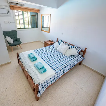 Trinidad, 1 - A * Paralimni